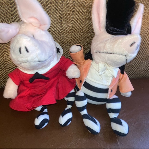 Olivia Pig Opera and Ring Master Plush Toy - Picture 9 of 9